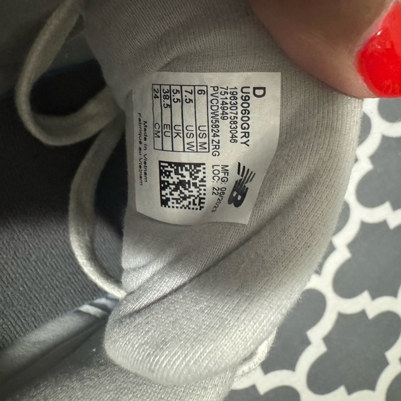 Brand New Balance Women’s 9060 Sneakers - Picture 4 of 4